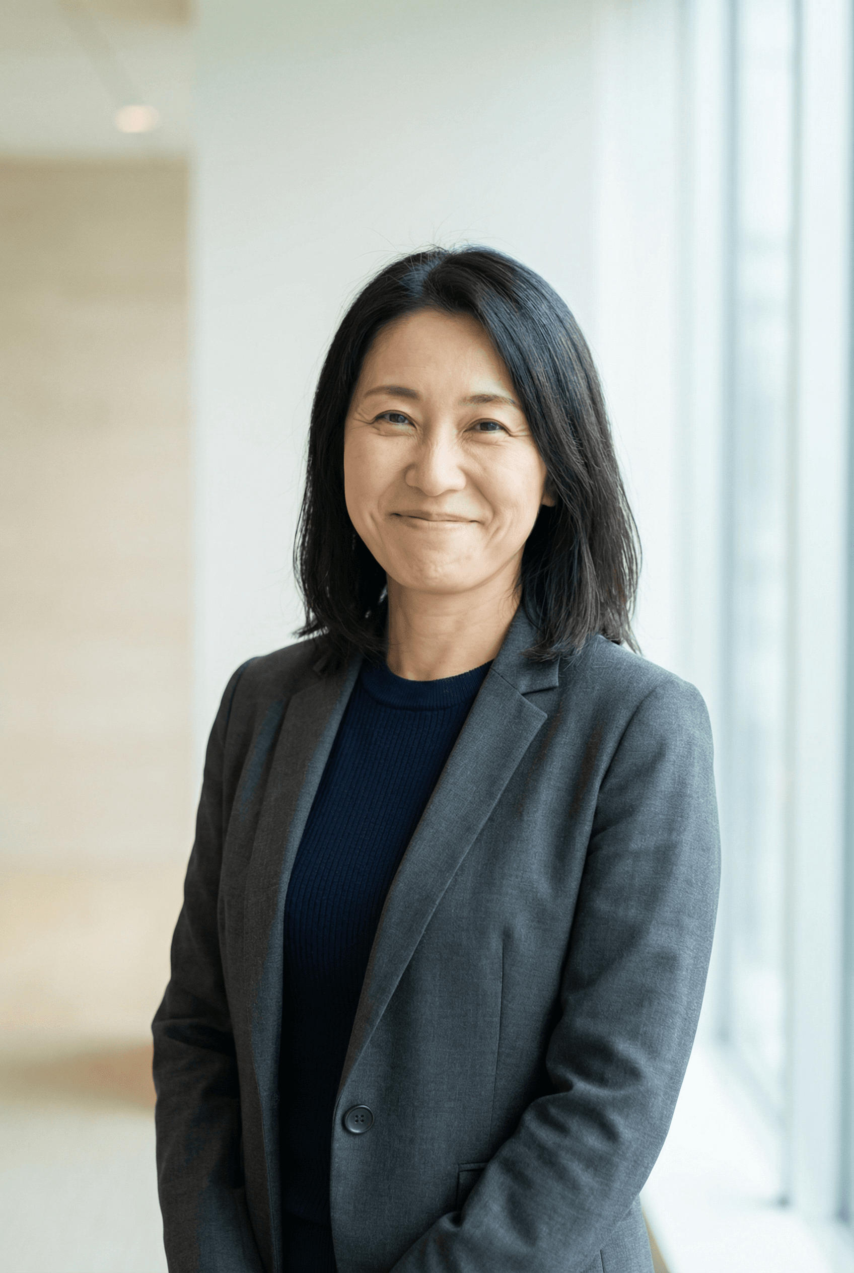 清潔感のある服装で、穏やかに微笑む代表者のポートレート